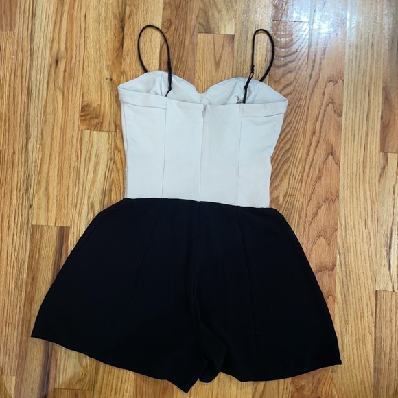 NEW Guess flare bottom Romper Shorts sz M - Picture 7 of 15